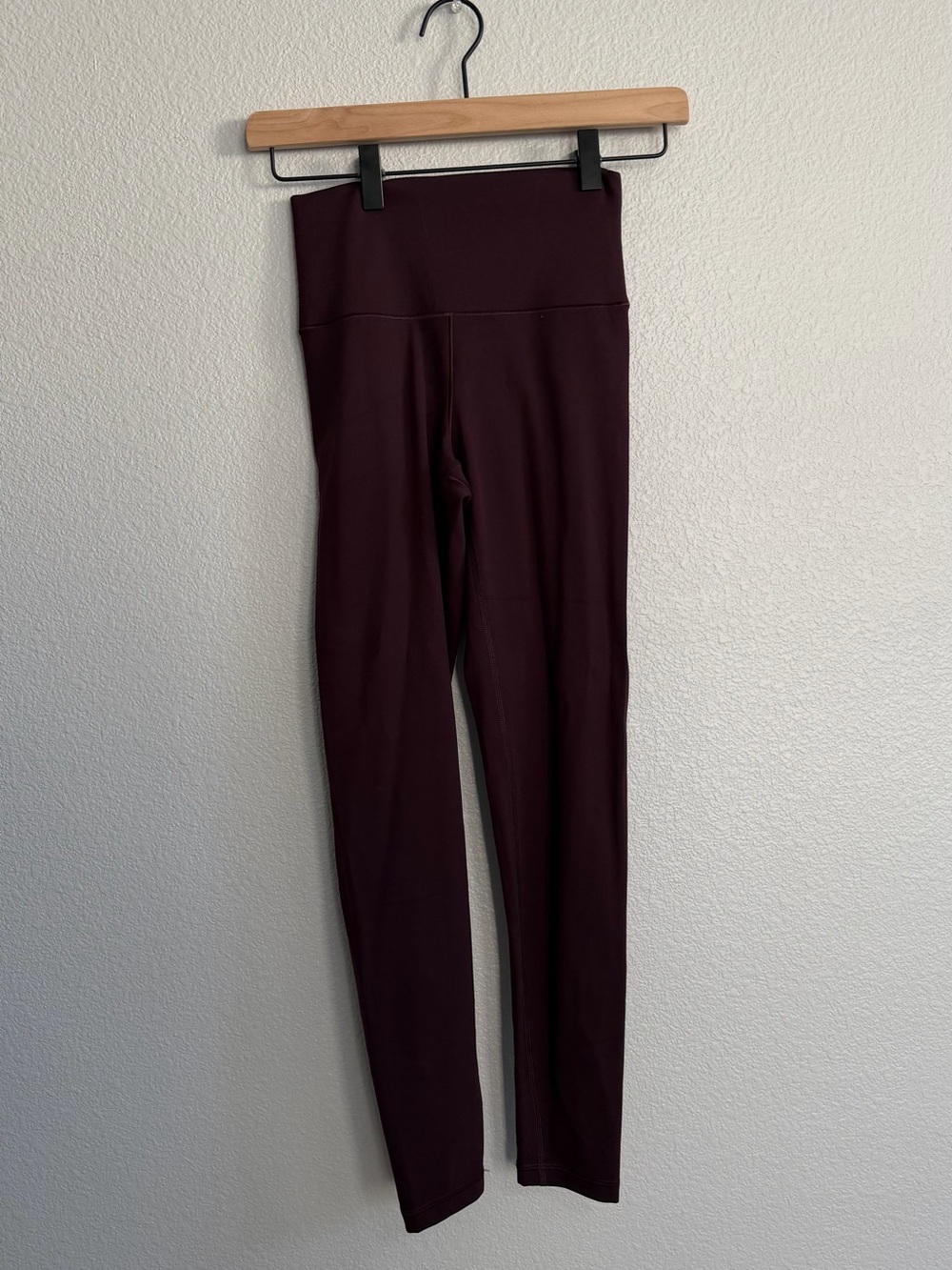 High-Waist Leggings in Deep Burgundy